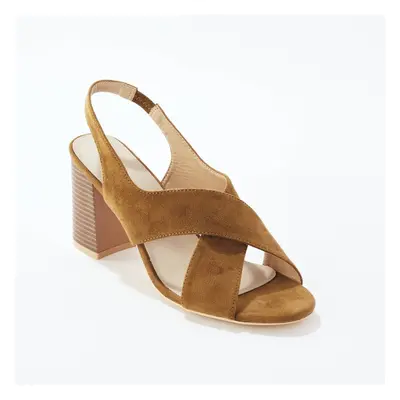 Sandały ze skrzyżowanymi paskami, na obcasie