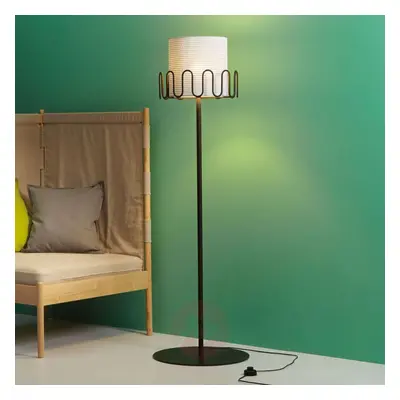 Lampa stojąca FRILLY z wieszakami na ubrania