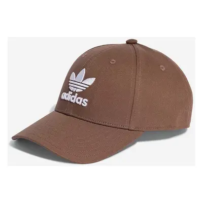 Adidas Originals czapka z daszkiem bawełniana kolor brązowy z aplikacją IB9970