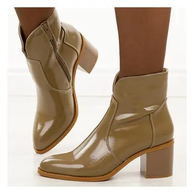 Beżowe lakierowane botki damskie na obcasie M.Daszyński 2337-13