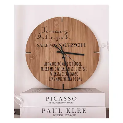 Przydatny prezent dla nauczyciela zegar z cytatem i personalizacją